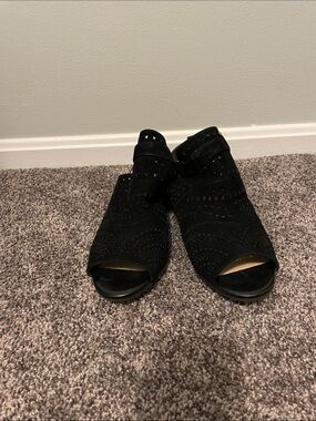 Bella Vita Black Cutout Peep-Toe Sandals